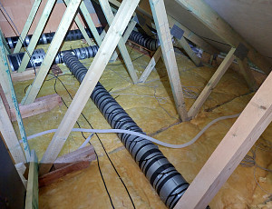 Zateplení stropu novostavby rodinného domu pomocí foukané izolace